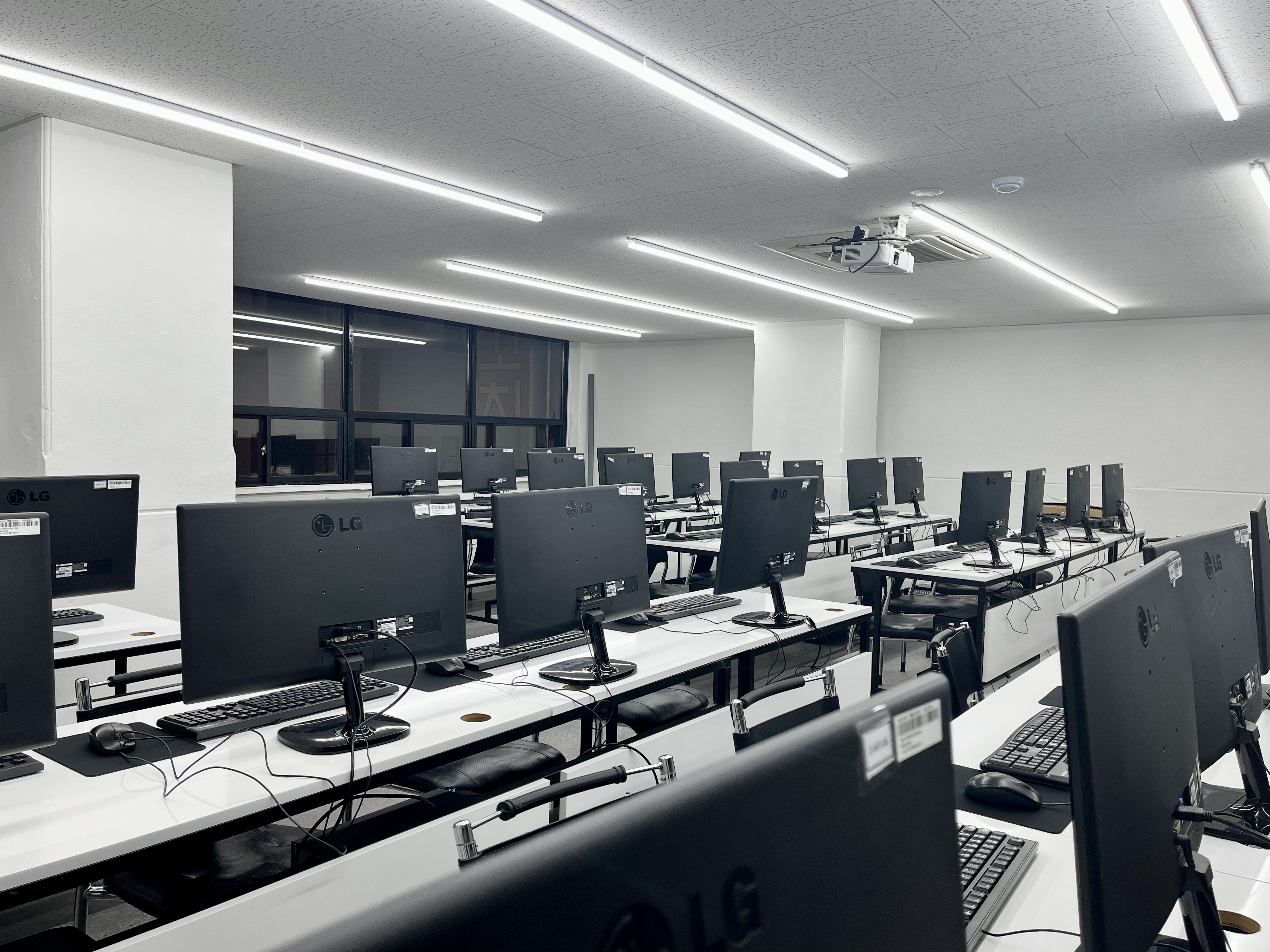 302강의실_전경(앞)